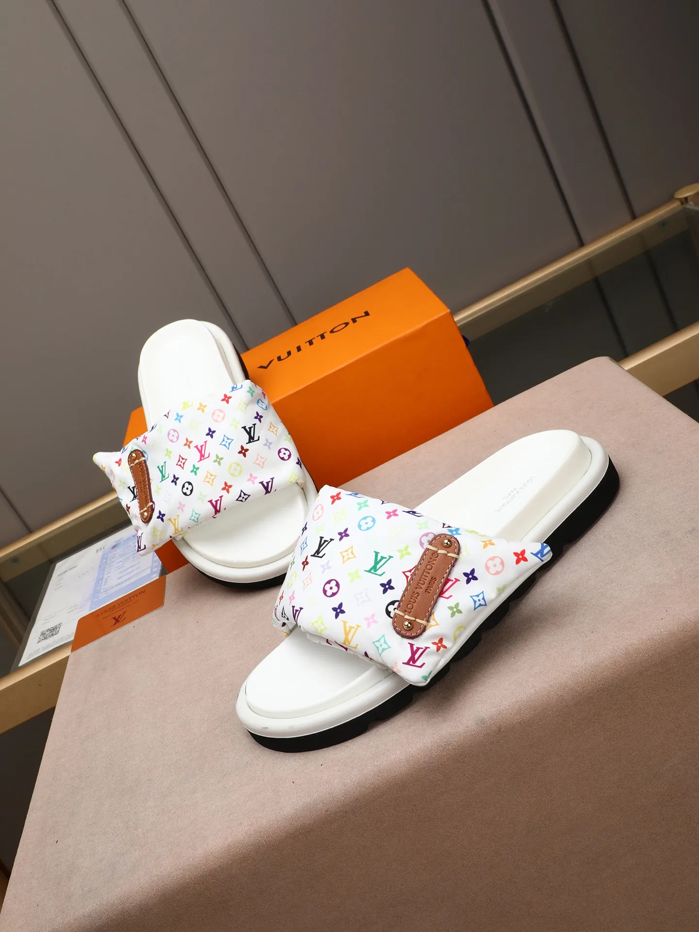 PP360 [LOUIS VUITTON] Louis Vuitton, LV printing, men's and women's slippers are on the market. The drawer box packaging comes with a cloth bag and a card. The upper pattern looks very soft and waxy, and it is a super versatile leg slimming tool. Fabric: imported denim/canvas/old fabric, LV hardware LOGO, official website pattern printing, comfortable to wear, feet: high-elastic PU water table. Sole: foam sole, heel height: about 5cm. Code number: 35-46, 35, 45, 46 are custom-made and non-returnable. Color: multiple colors and styles available.